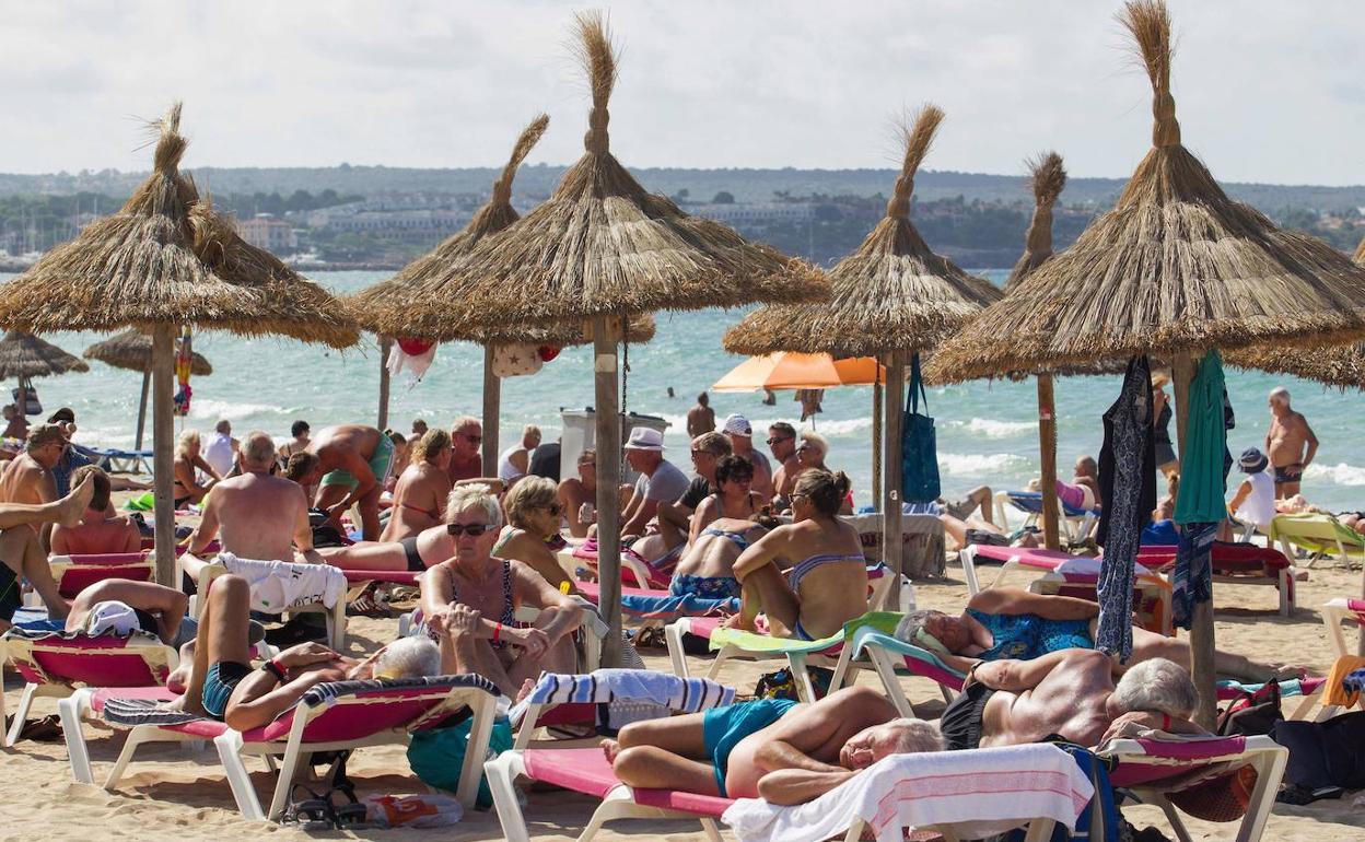 Turistas en una playa de Mallorca.