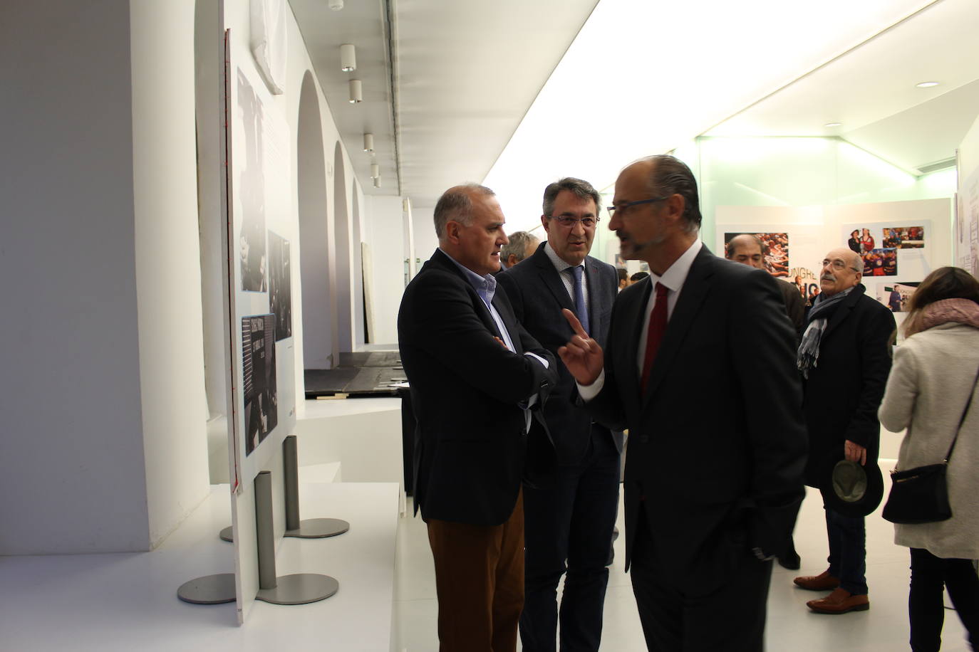 Fotos: Exposición sobre los 25 años de la Asociación Unificada de Guardias Civiles en León