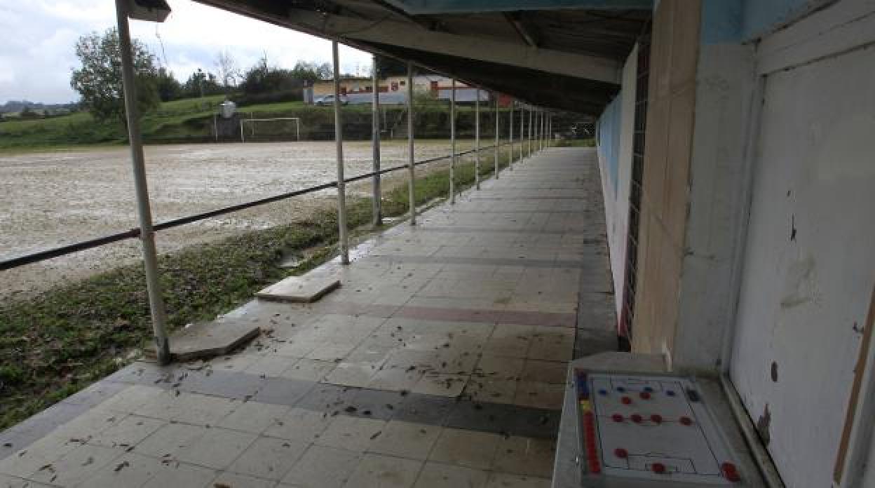 La zona de los vestuarios ubicadas en el campo de fútbol del Grisú Club de Fútbol en Cerdeño. 