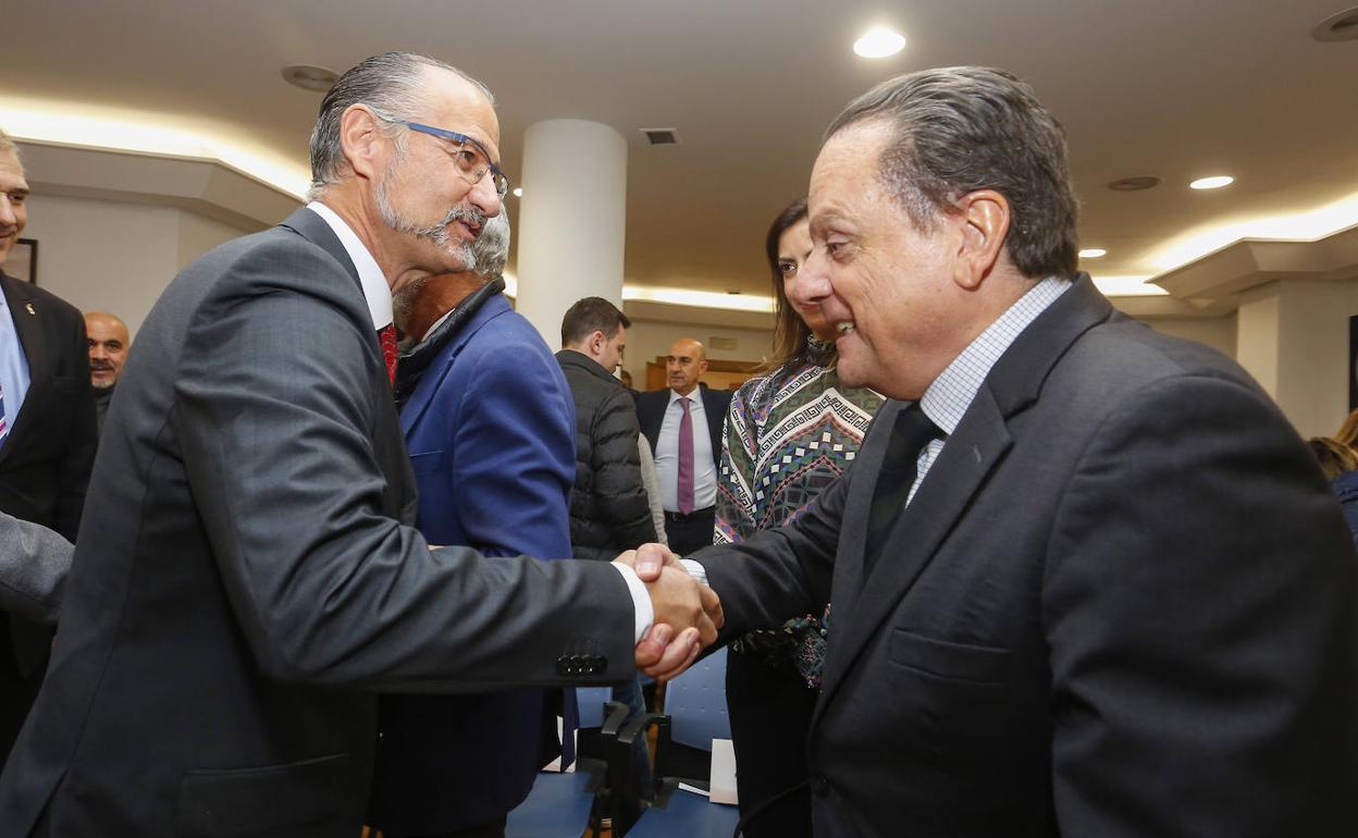 El presidente de las Cortes de Castilla y León, Luis Fuentes, saluda al presidente del Consejo de Cuentas, Mario Amilivia.