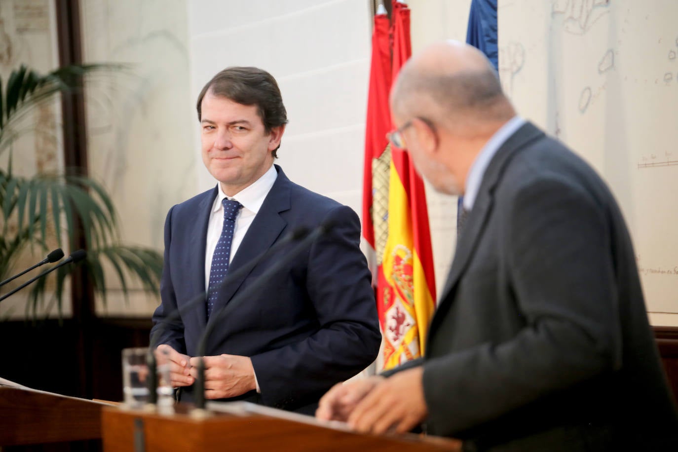 El presidente de la Junta de Castilla y León, Alfonso Fernández Mañueco, y el vicepresidente y consejero de Transparencia, Ordenación del Territorio y Acción Exterior, Francisco Igea.