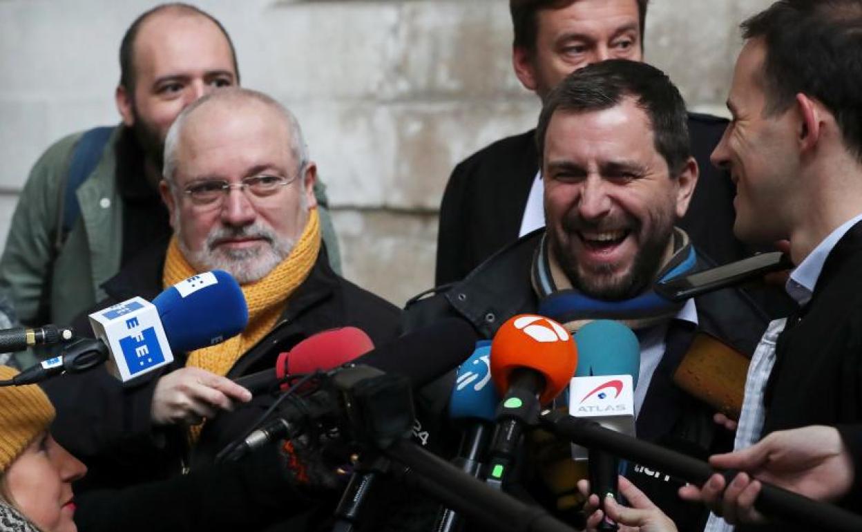 Lluis Puig y Toni Comín, este viernes ante el juzgado. 