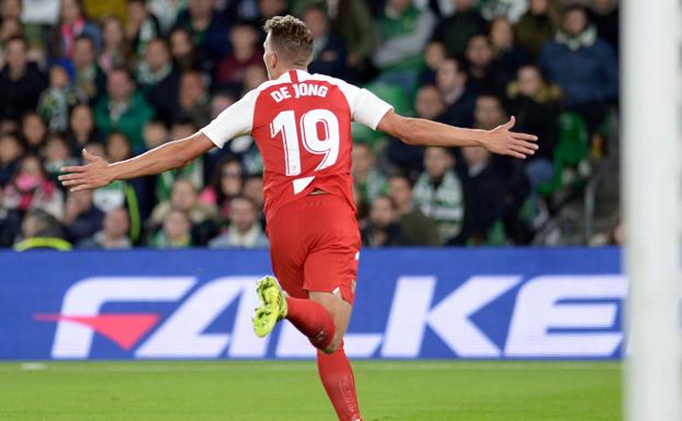 Luuk de Jong celebra su gol al Betis en el último derbi sevillano