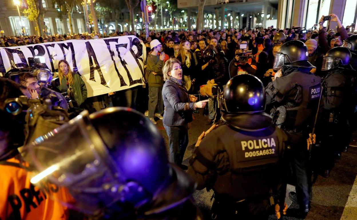 Una mujer se encara con los policías en una de las manifestaciones celebradas en la jornada de reflexión del 10-N. 