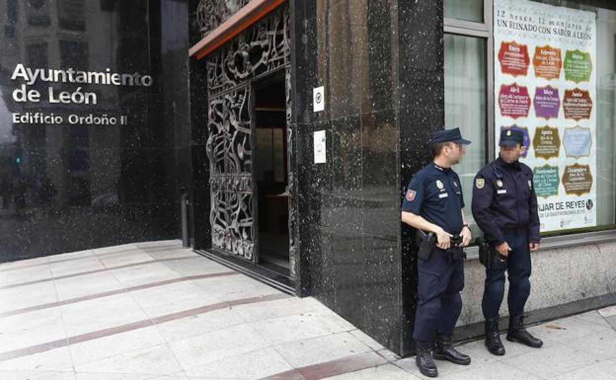 Dos policías en la mañana en que se intervino en el Ayuntamiento de la capital leonesa.