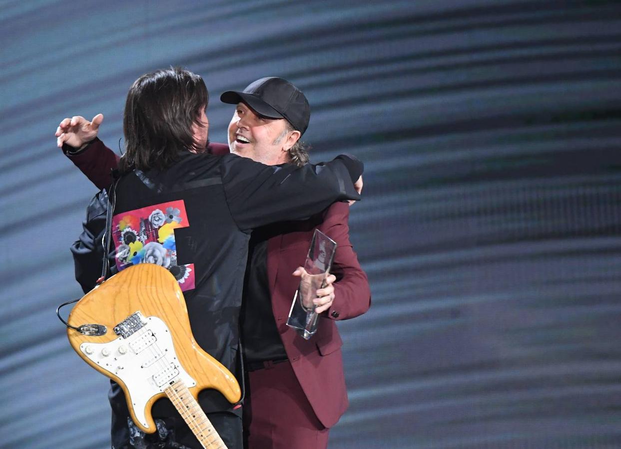 El cantante Juanes recibe el premio de Persona del Año de la mano de Lars Ulrich, de Metallica.