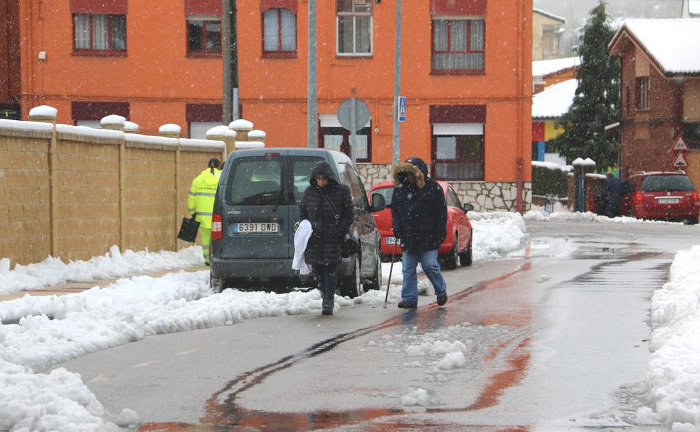 Los vecinos de La Robla vuelven a recibir a la nieve.