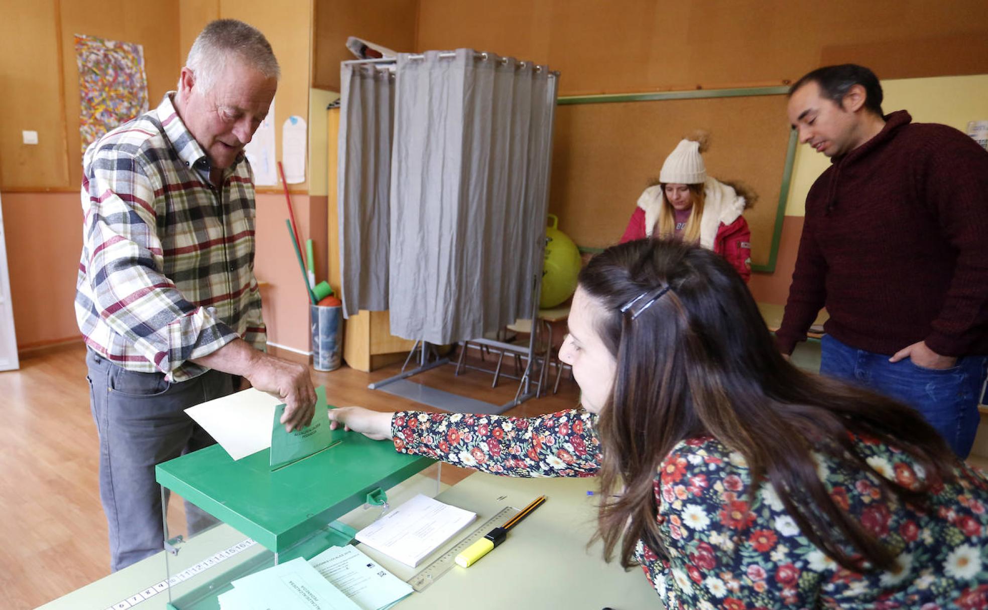 Votación a los pedáneos de Secarejo en el colegio de Cimanes del Tejar