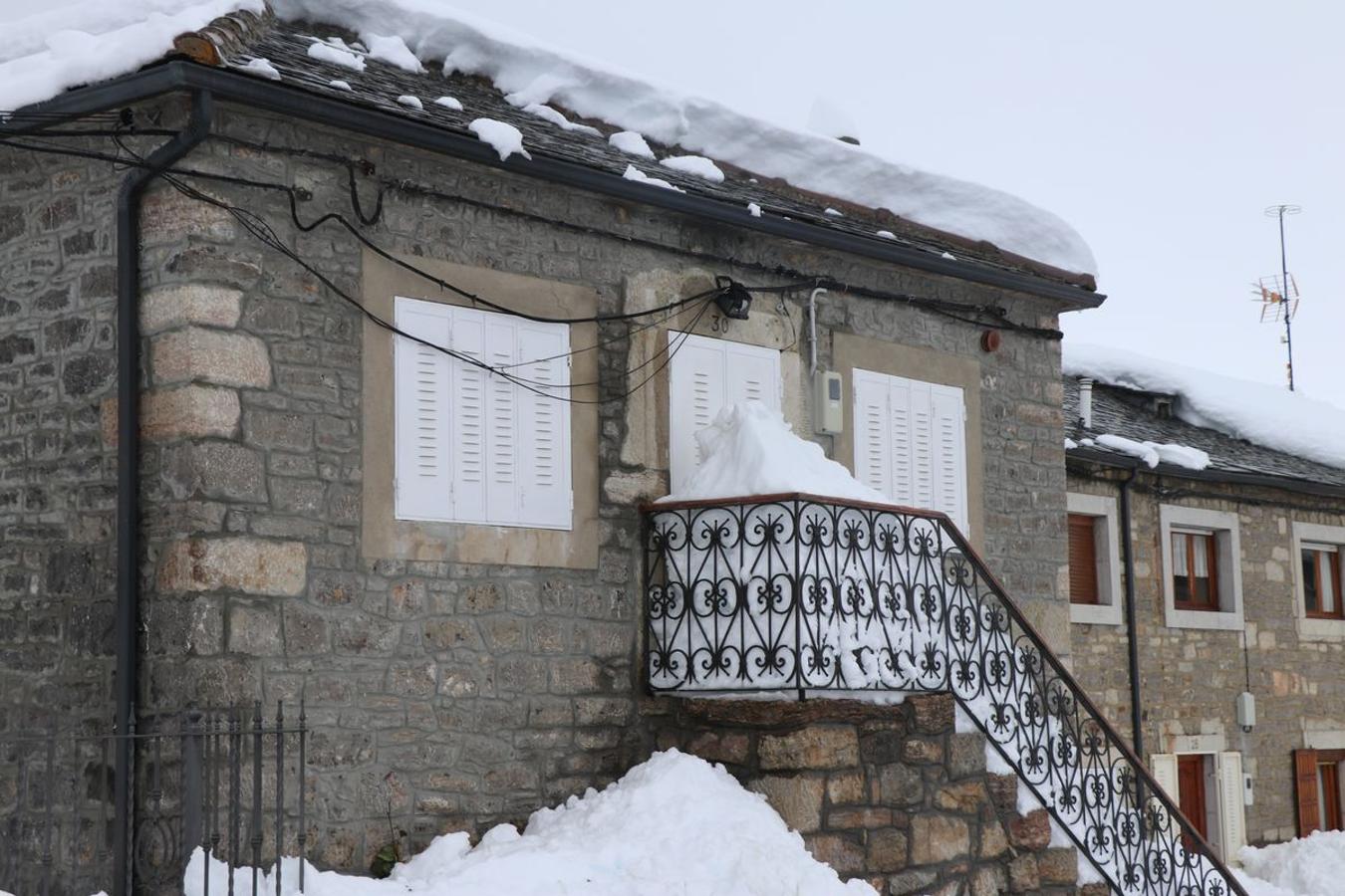 Difícil acceso a una vivienda en la comarca de Babia. 