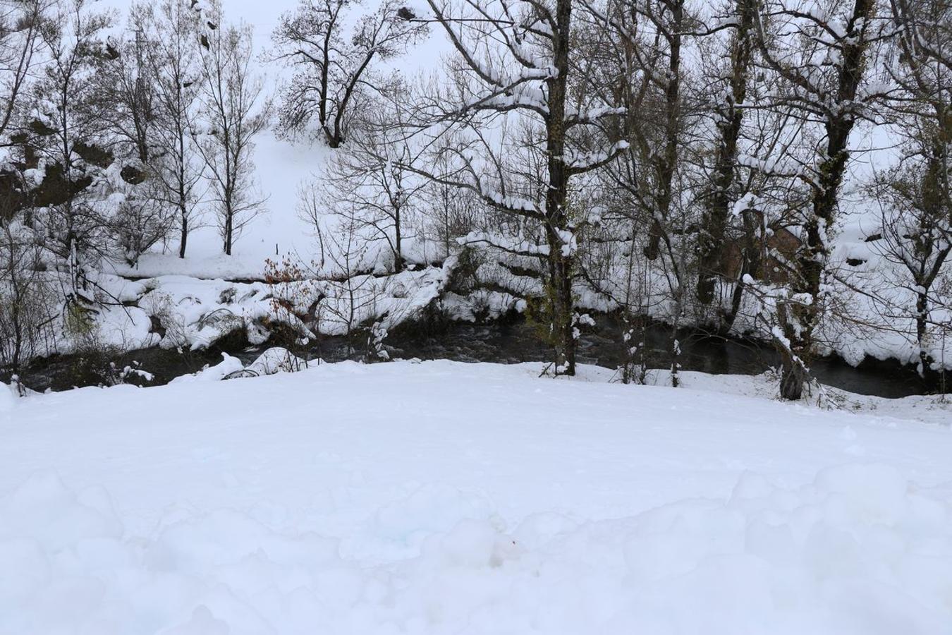 Difícil acceso a una vivienda en la comarca de Babia. 