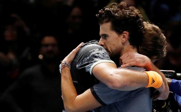 Thiem abraza a Tsitsipas a la conclusión de la final. 