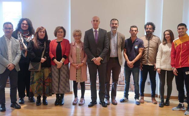 Participantes en la rúbrica del acuerdo en el Ayuntamiento de León.