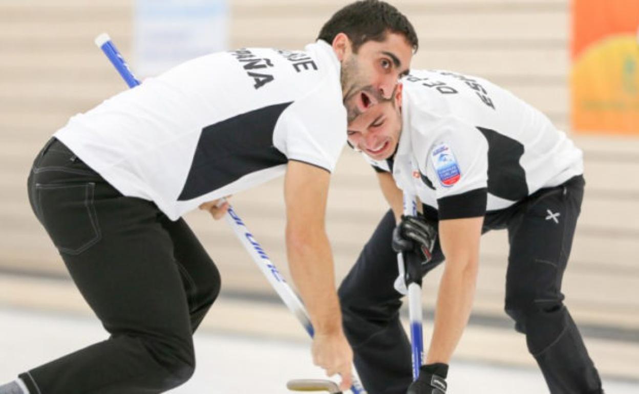 Edu de Paz (D), durante uno de los partidos del Europeo B.