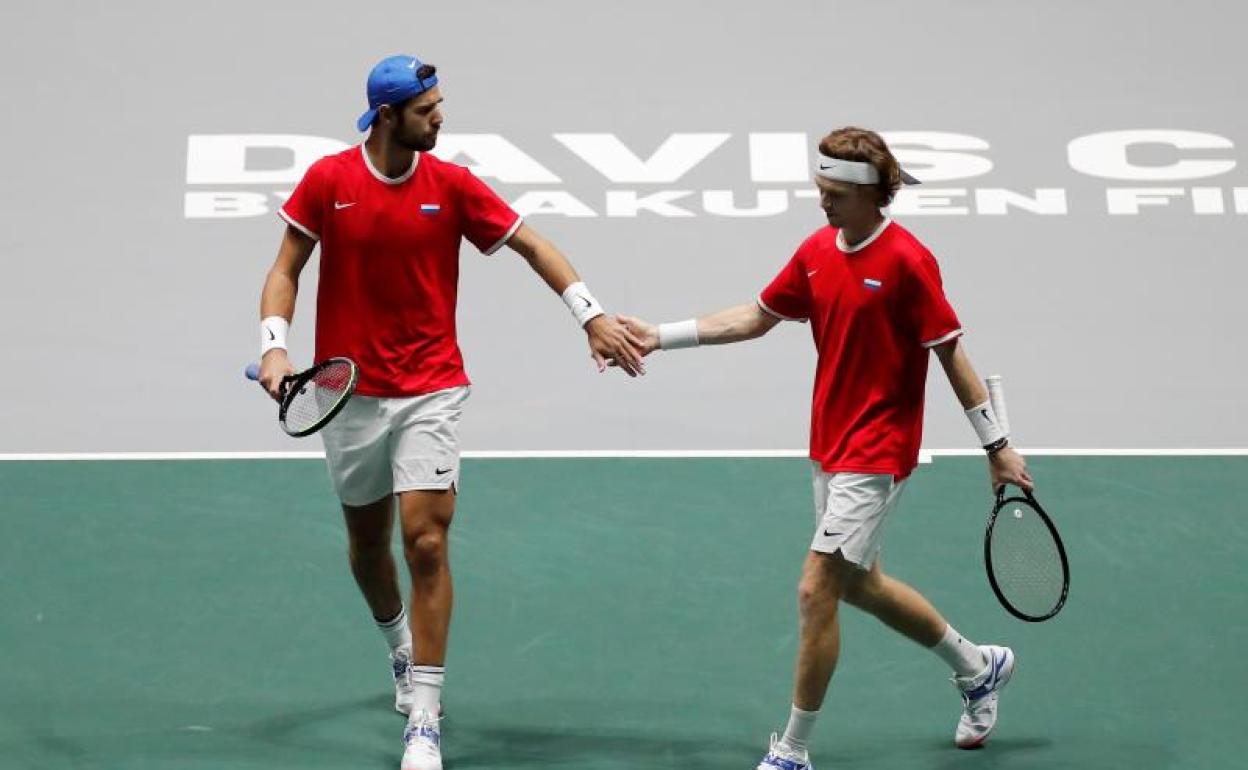 Los rusos Kharen Khachanov y Andrey Rublev se felicitan tras su victoria en el partido de dobles ante los croatas Ivan Dodig y Nikola Mektic. 