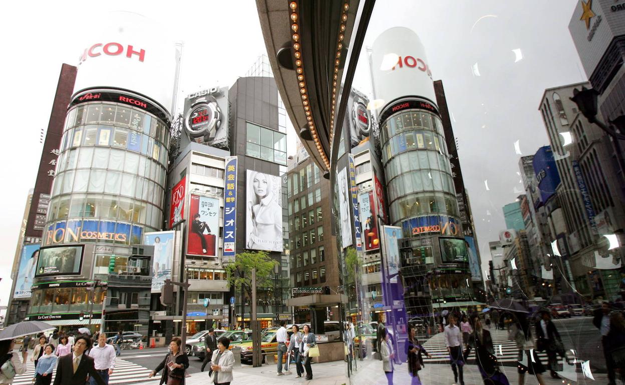 Una de las calles empresariales de Tokio (Japón). 