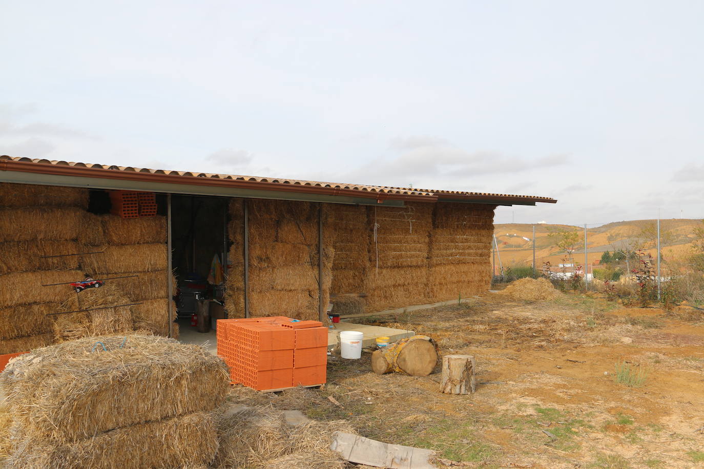 Teo Herrero levanta en la localidad leonesa de Fáfilas un nuevo hogar donde los paquetones de paja son el mejor aislante para construir el retiro al que acudir buscando tranquilidad