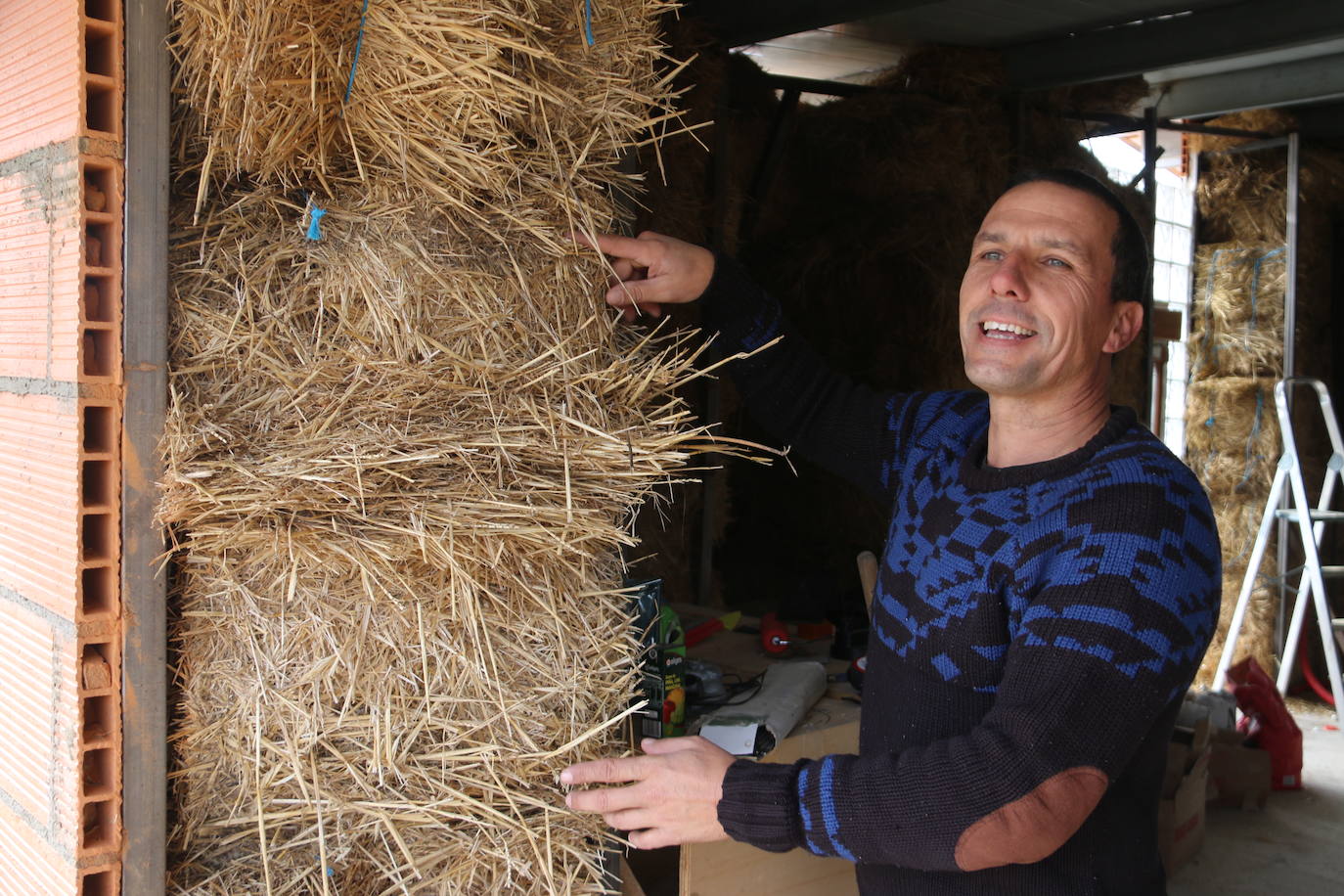 Teo Herrero levanta en la localidad leonesa de Fáfilas un nuevo hogar donde los paquetones de paja son el mejor aislante para construir el retiro al que acudir buscando tranquilidad