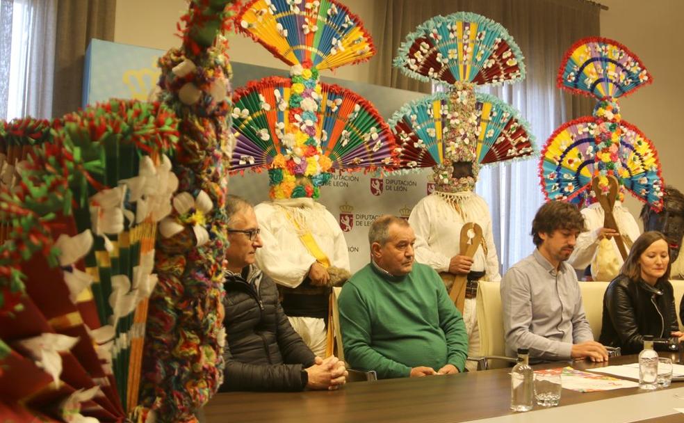 De derecha a Izquierda, Nadia Leonato, presidenta de la Asociación Guirrios y Madamas, López Presa, dioputado de Cultura y Benito Sevilla, Alcalde de Llamas de La Ribera durante la presentación de la II Mácarada Ibérica. 