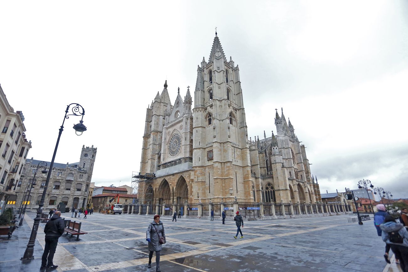 Retirada del andamiaje de la fachada principal de la Catedral de León.