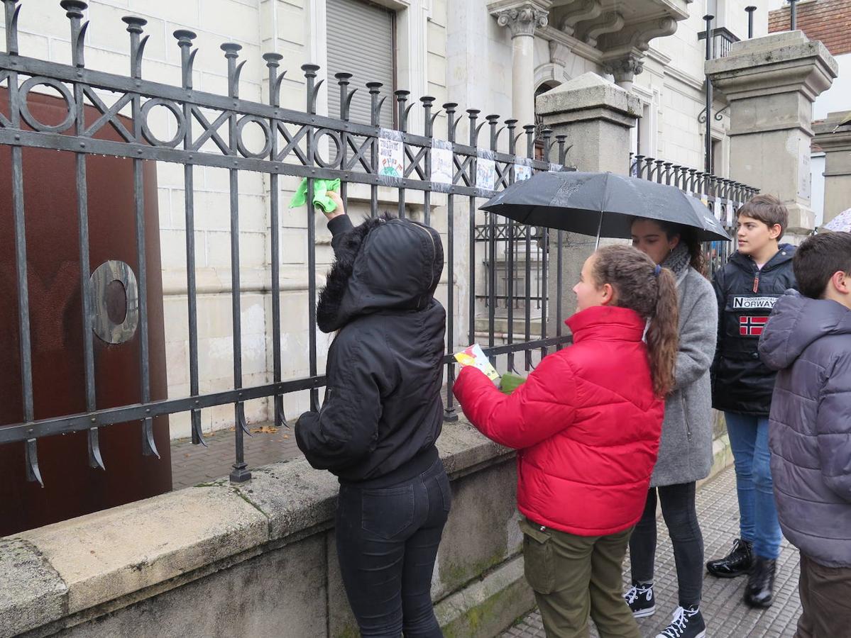 Fotos: Los alumnos de Maristas pegan sus obras en el Centro Leonés de Arte