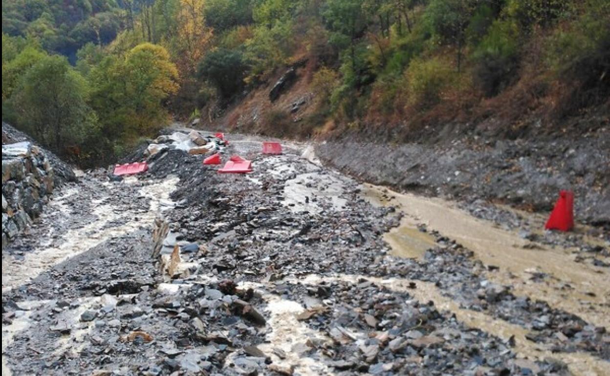 Desprendimiento en la carretera de acceso a Peñalba de Santiago, por causa de las lluvias.