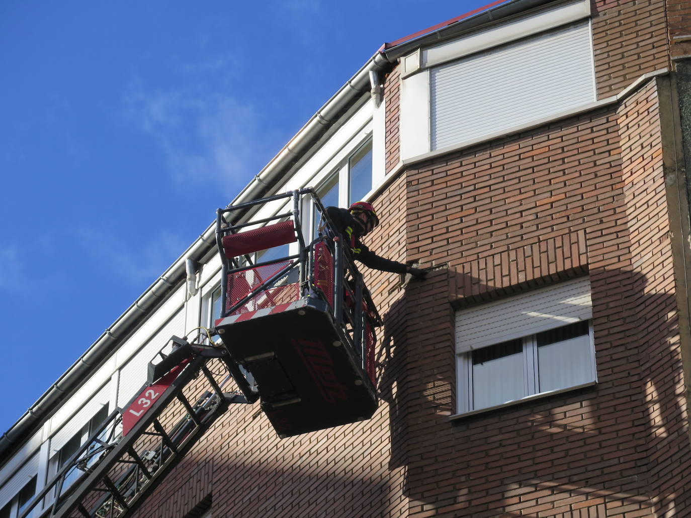 Fotos: Los Bomberos de León intervienen en el desprendimiento de una fachada en Villa Benavente