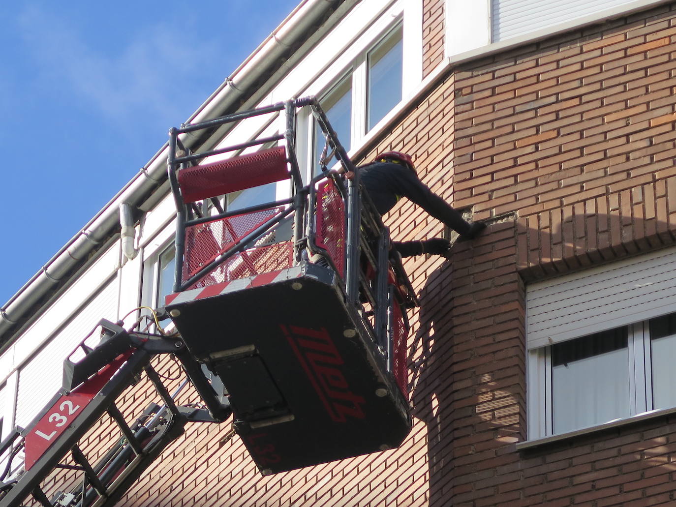 Fotos: Los Bomberos de León intervienen en el desprendimiento de una fachada en Villa Benavente