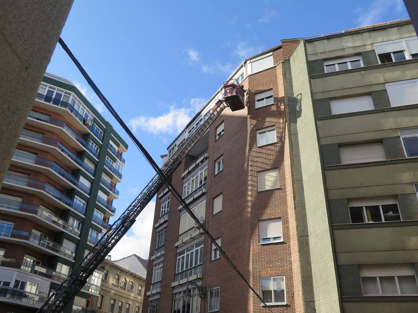 Fotos: Los Bomberos de León intervienen en el desprendimiento de una fachada en Villa Benavente