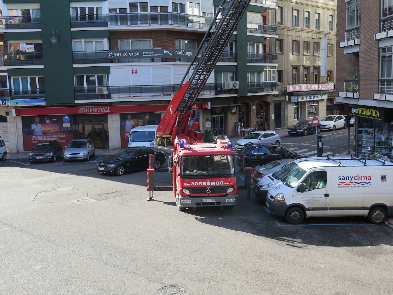 Fotos: Los Bomberos de León intervienen en el desprendimiento de una fachada en Villa Benavente