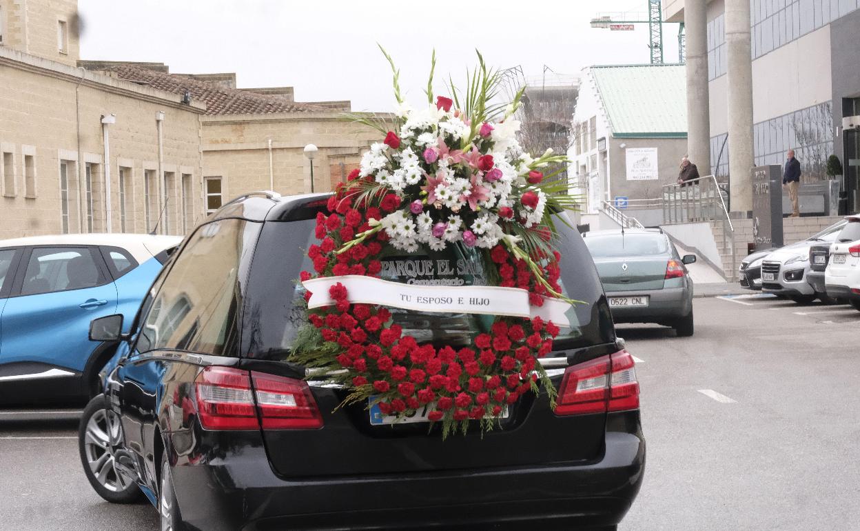 Un vehículo funerario en las instalaciones del tanatorio del Grupo El Salvador. 