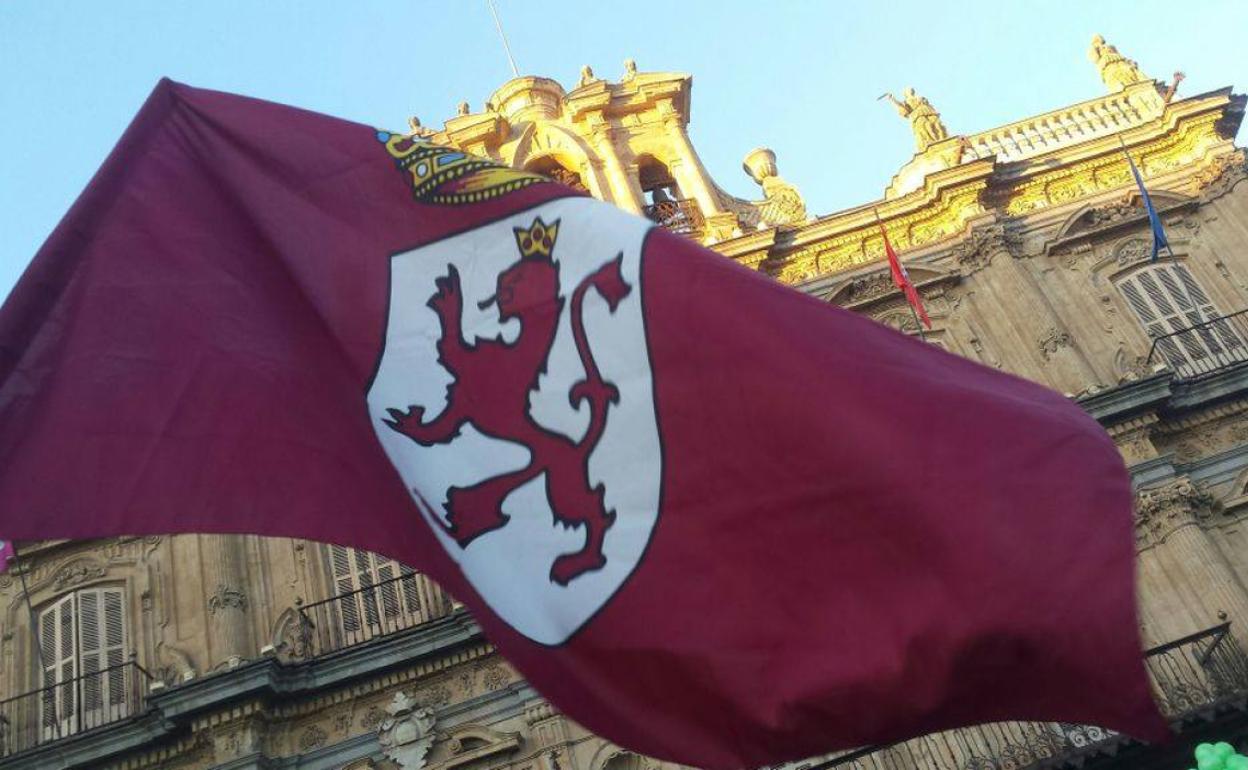 La bandera de León en la Plaza Mayor de Salamanca.