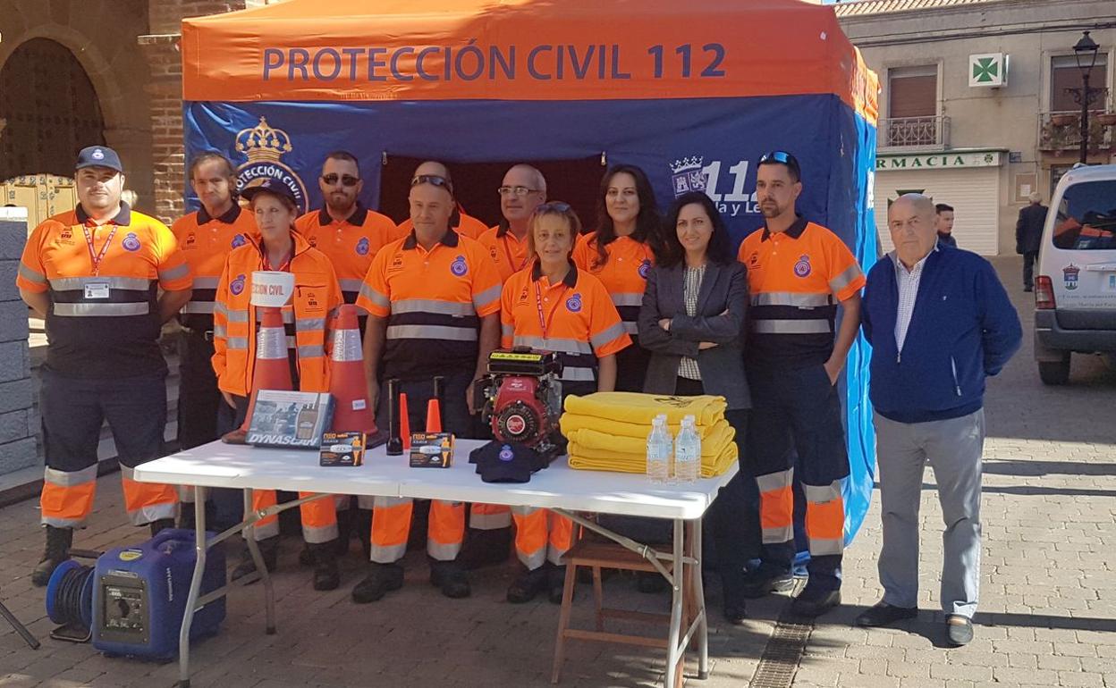 Efectivos de Protección Civil junto a la alcaldesa de la localidad.