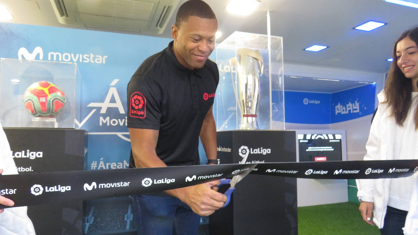 El exfutbolista Julio Baptista ha sido el encargado de inaugurar el Espacio Movistar para acercar el fútbol profesional a los leoneses