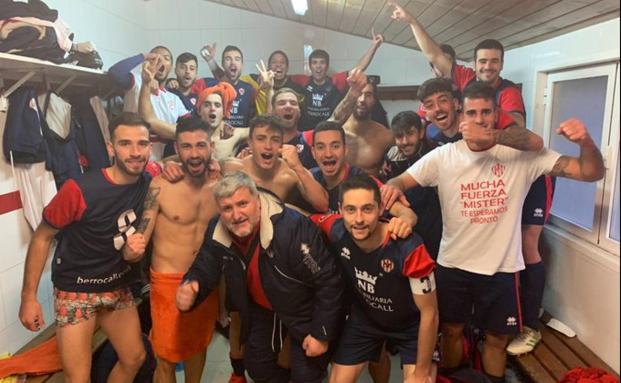 Los jugadores del Bembibre celebran el triunfo en el vestuario.