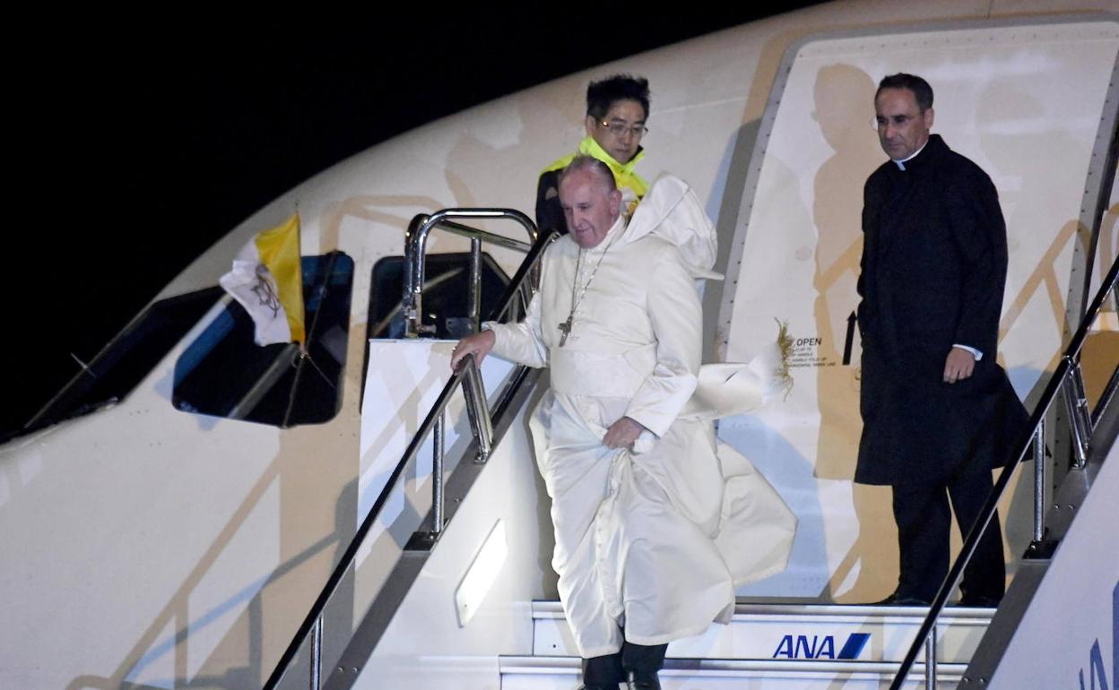 El papa Francisco baja del avión tras aterrizar en Japón.