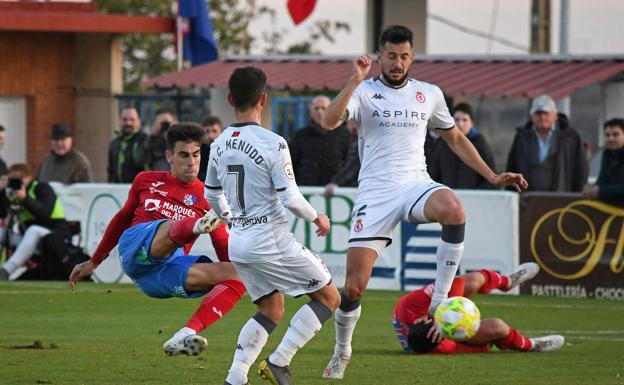 Galería. Un lance del partido disputado este domingo por la Cultural.