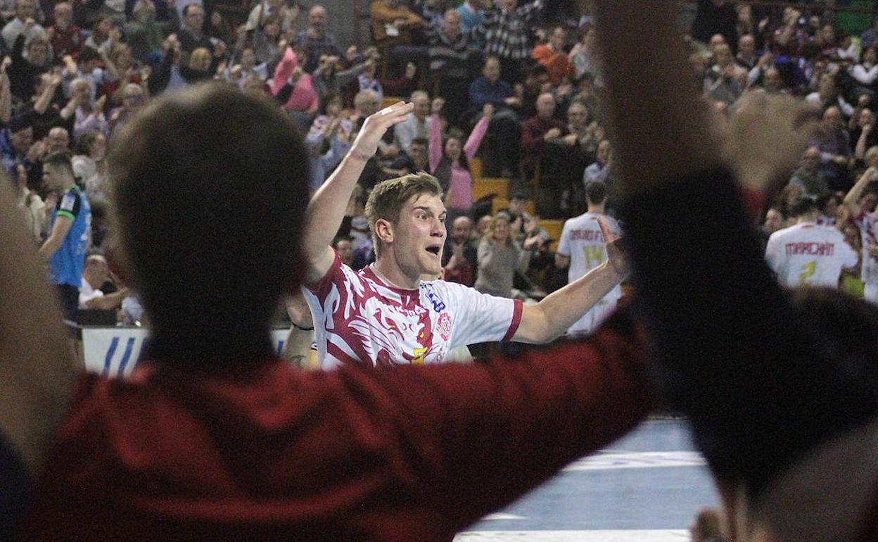 Tin Lucin celebra uno de los goles de su equipo.