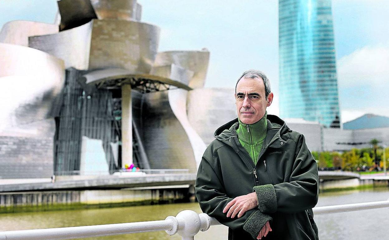 Juanjo Sánchez Arreseigor frente al Museo Guggenheim, en Bilbao.