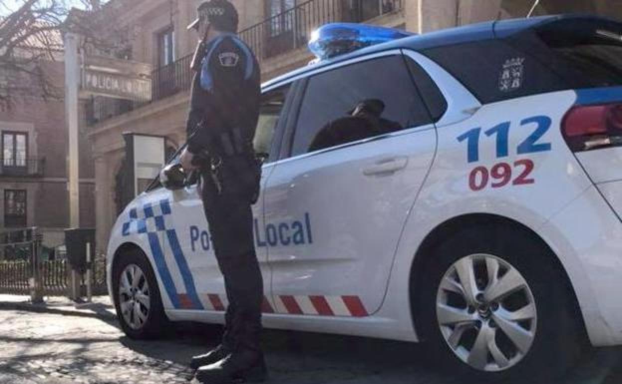 Un policía local vigila ante la comisaría.