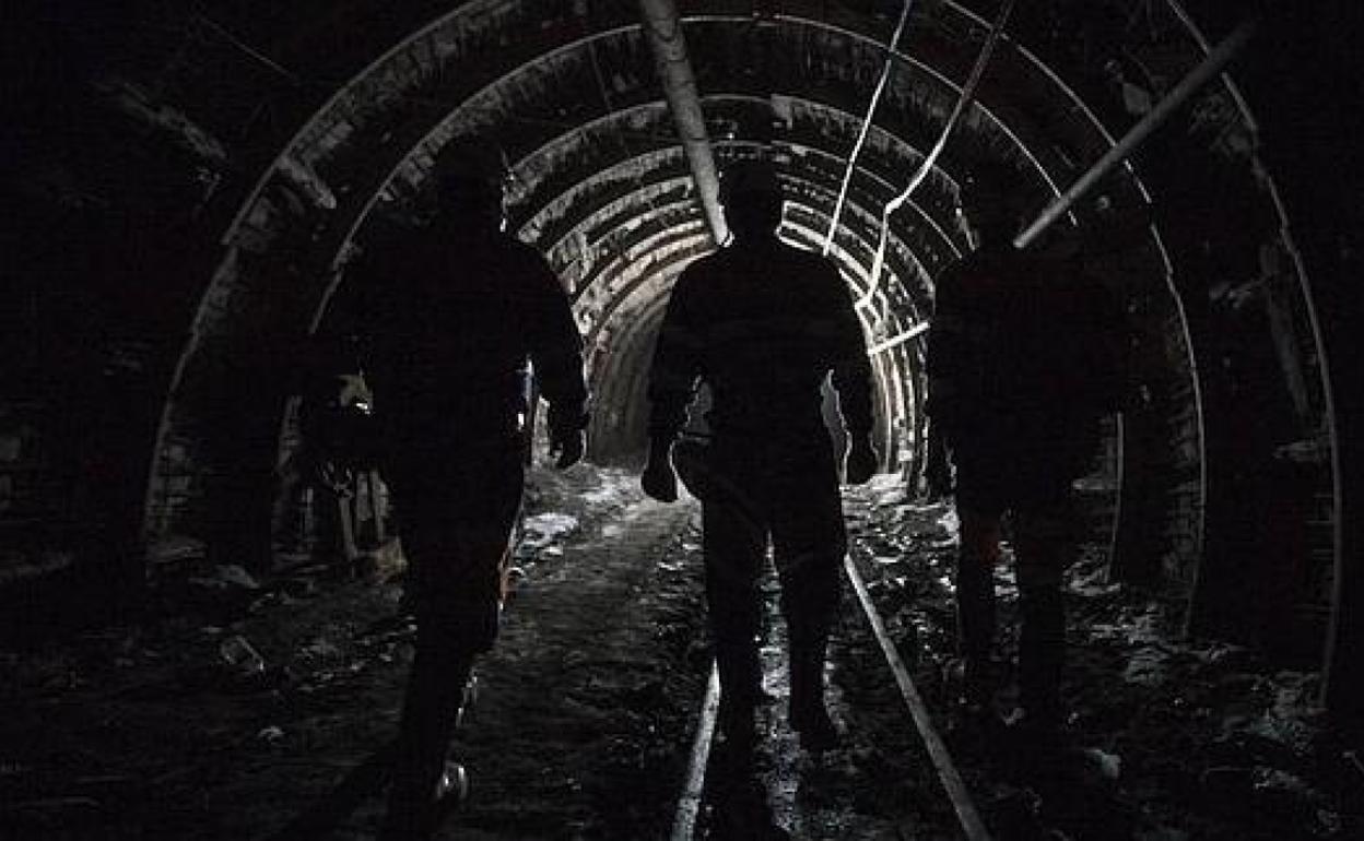 Mineros en el interior de un pozo.