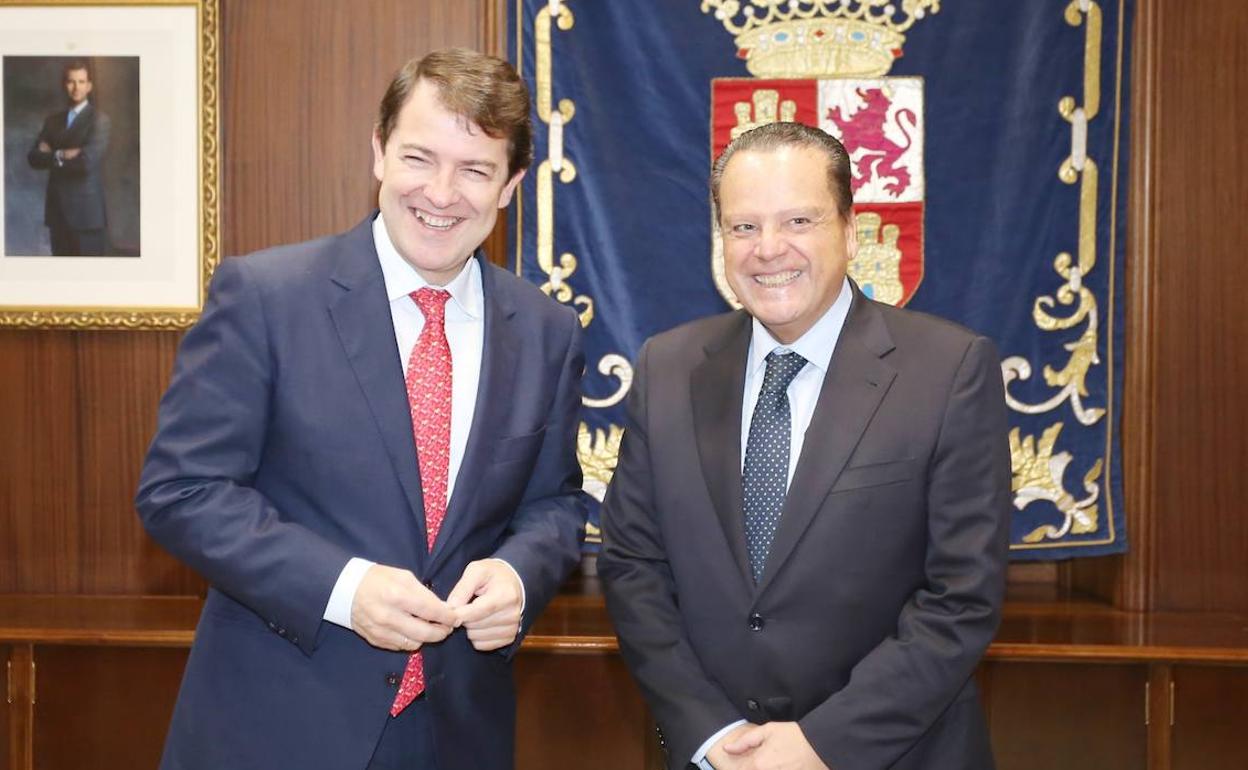 El presidente de la Junta, Alfonso Fernández Mañueco, junto al presidente del Consejo de Cuentas, Mario Amilivia.