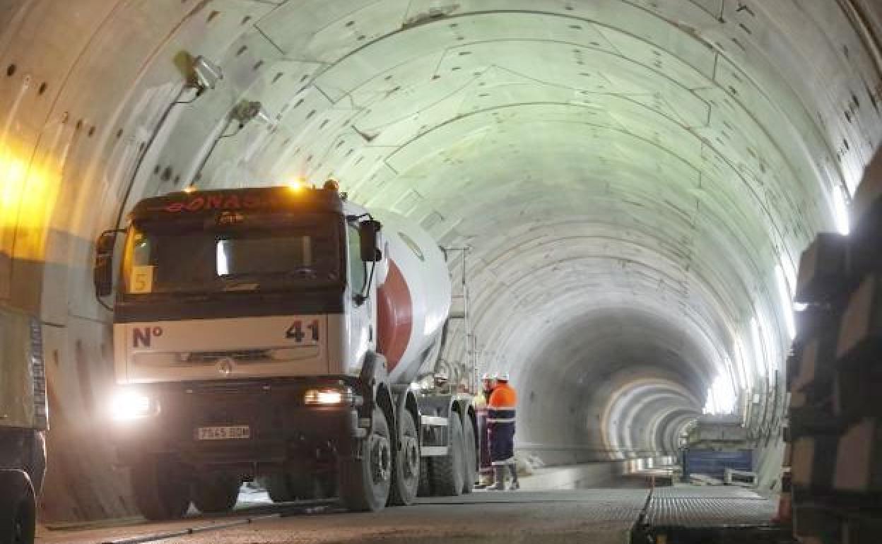 Una hormigonera, en el macrotúnel derecho, en plena descarga.