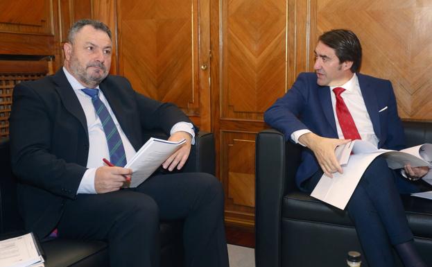 Galería. Reunión de trabajo entre el presidente de la Diputación de León Eduardo Morán y el consejero de Fomento y Medio Ambiente, Juan Carlos Suárez-Quiñones.