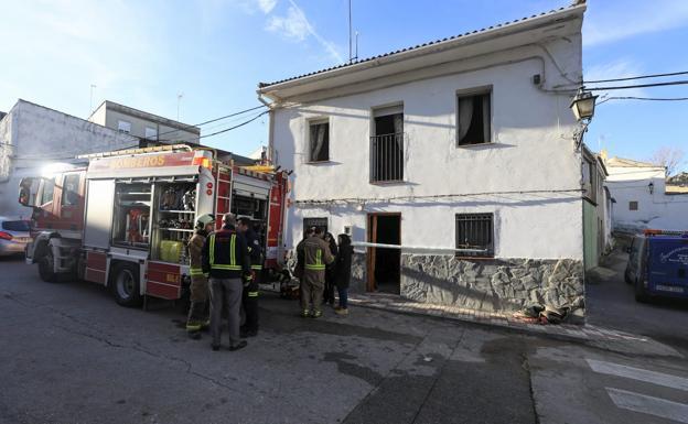 Los bomberos, a las puertas de la vivienda incendiada en Dehesas Viejas. 