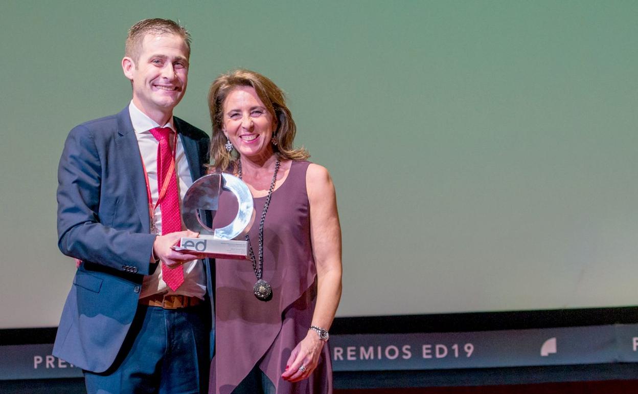 El enfermero leonés, en el momento de recibir el premio.