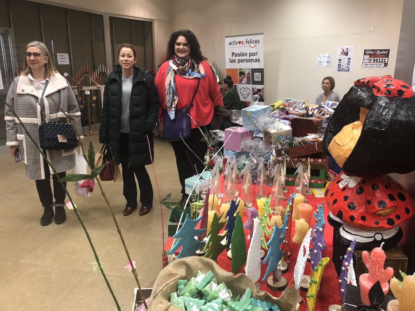 Fotos: El mercadillo solidario llega a Espacio León