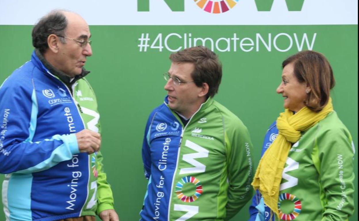 El presidente de iberdrola, Ignacio Sánchez Galán (i), en el recinto ferial de Ifema, que acoge desde mañana la Cumbre Mundial del Clima.