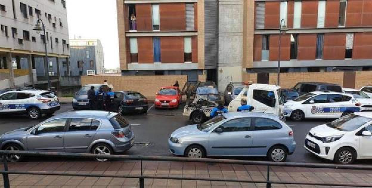  La policia requisa en Avilés el vehículo que utilizó la banda para los golpes del viernes. 