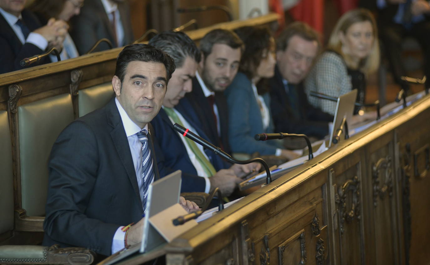 El Grupo Municipal Popular no ha logrado que el Pleno del Ayuntamiento de Valladolid acuerde reprobar al alcalde socialista de León, José Antonio Diez, por sus declaraciones sobre Óscar Puente y sobre la «ruptura» de la Comunidad, ni tampoco «criticar enérgicamente», en una última propuesta matizada 'in voce' durante el debate.