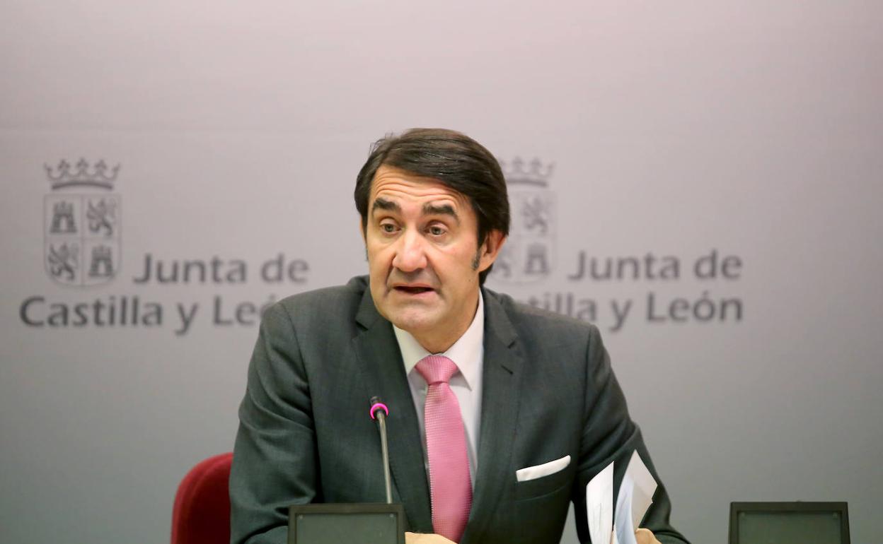 El consejero de Fomento y Medio Ambiene, Juan Carlos Suárez Quiñones, informa en rueda de prensa de la resolución de las ayudas al alquiler 2019.